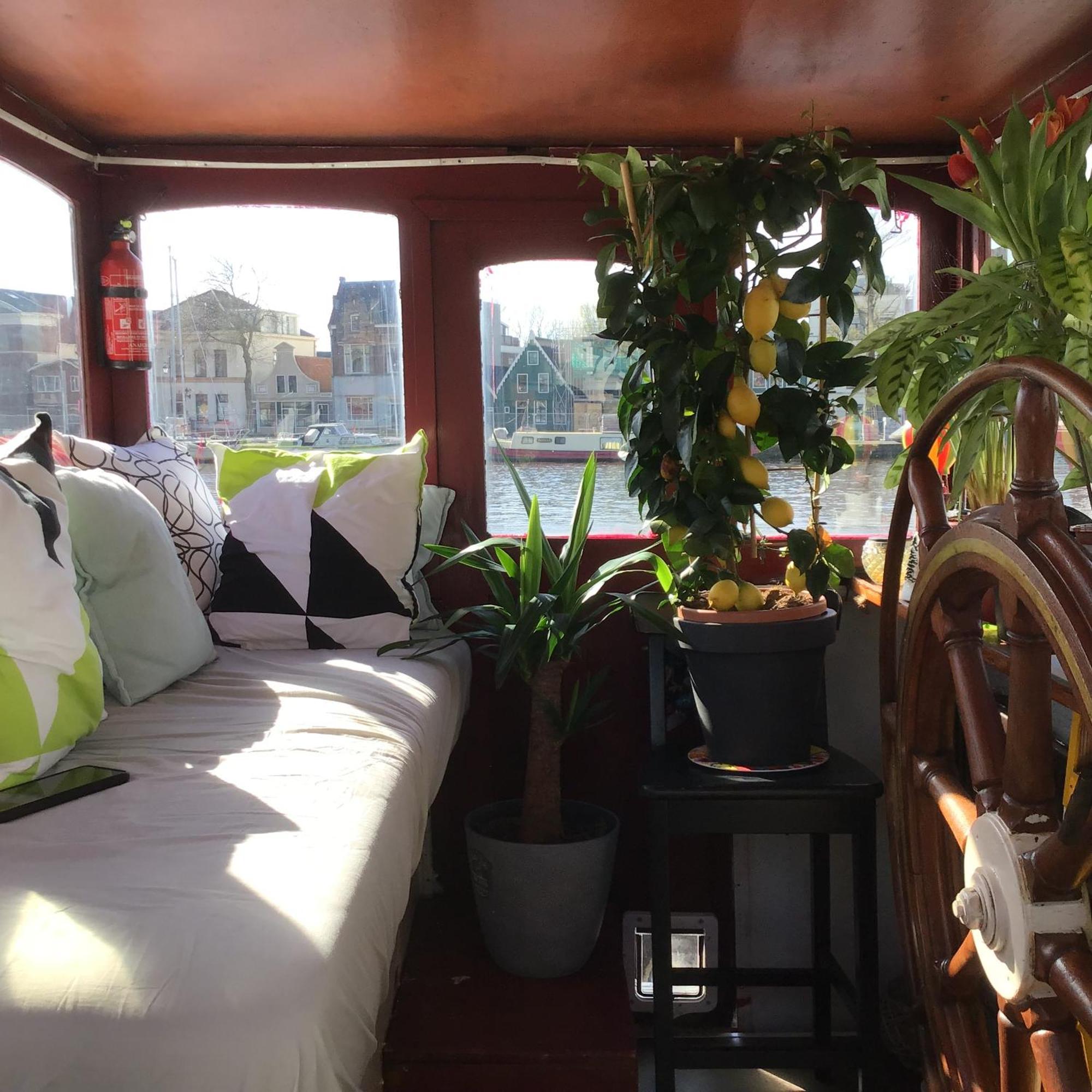 B&B Teddy "Prachtig Authentiek Woonschip Uit 1912, 15 Minuten Van Amsterdam" Wormer Luaran gambar