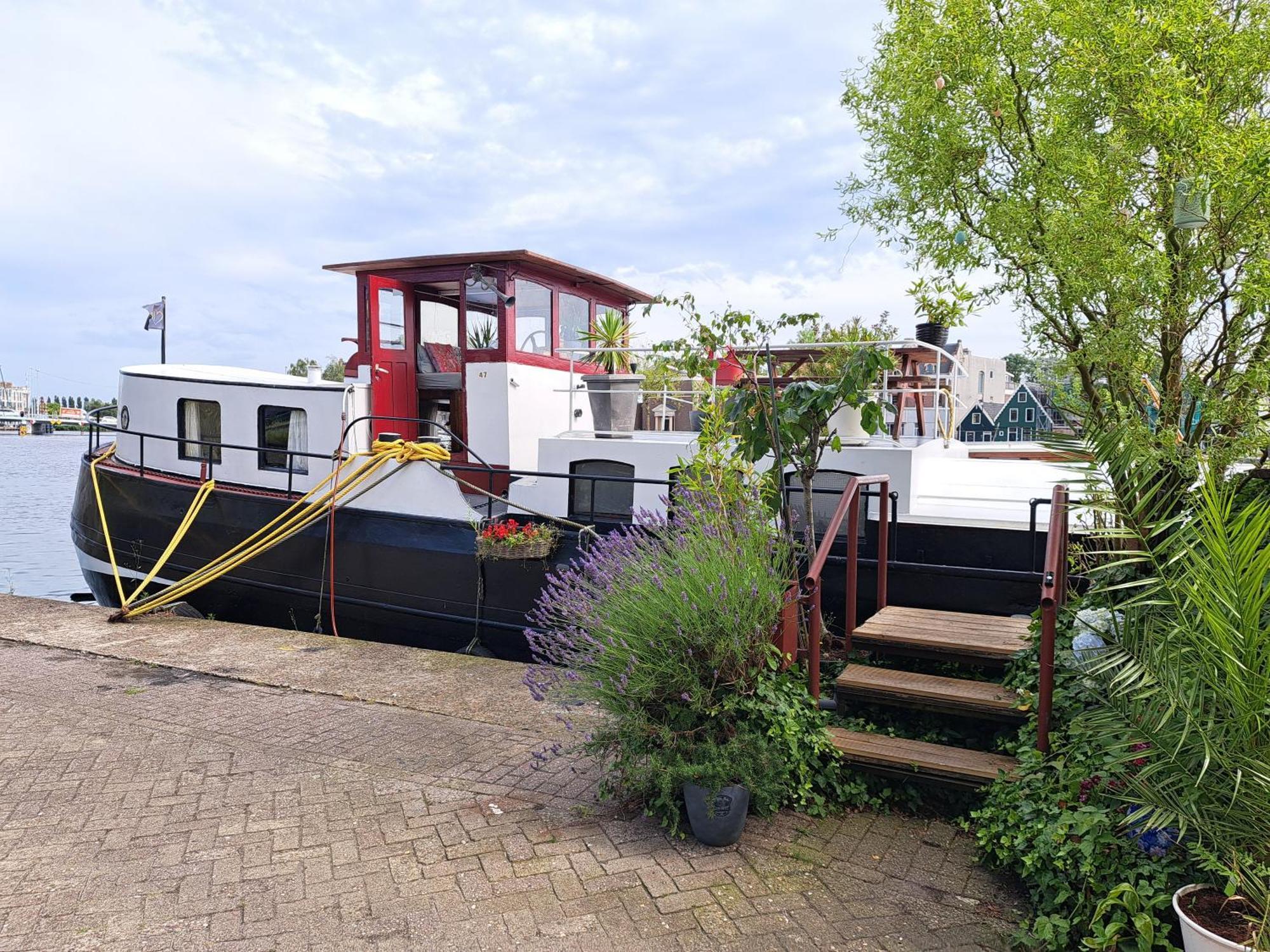 B&B Teddy "Prachtig Authentiek Woonschip Uit 1912, 15 Minuten Van Amsterdam" Wormer Luaran gambar