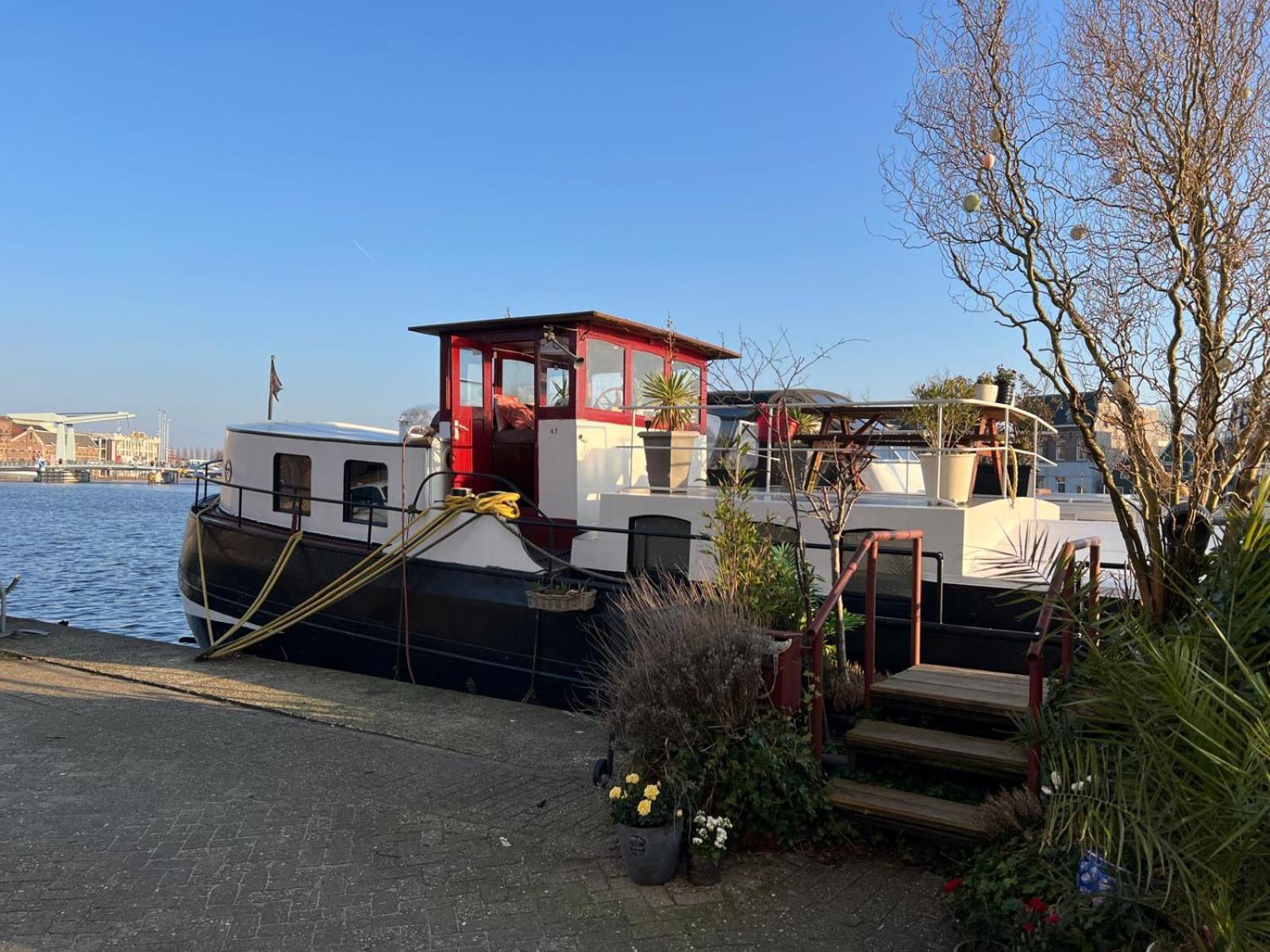 B&B Teddy "Prachtig Authentiek Woonschip Uit 1912, 15 Minuten Van Amsterdam" Wormer Luaran gambar
